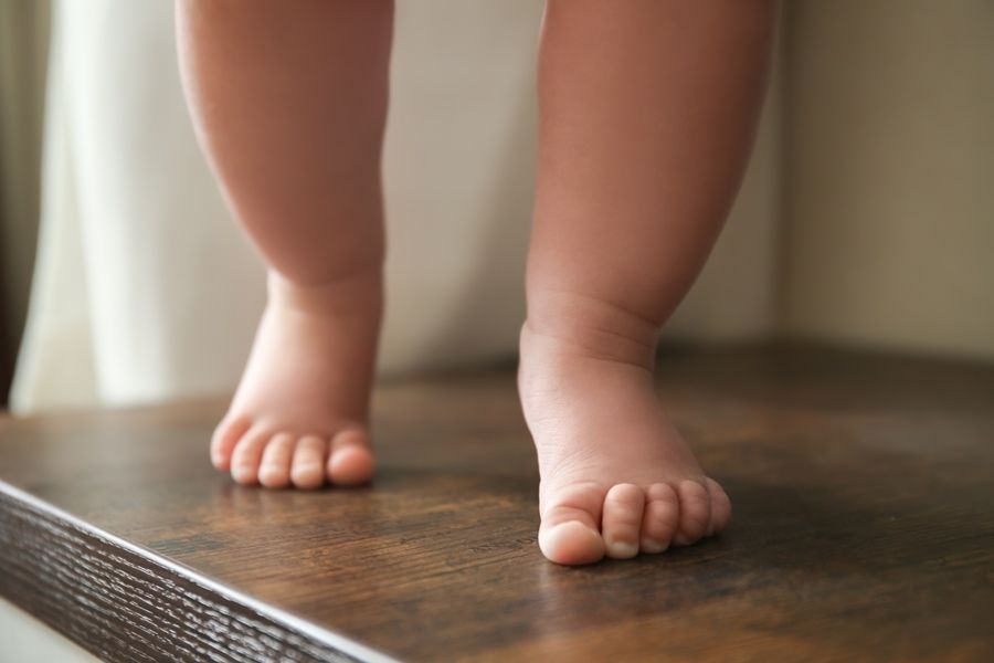 踮腳尖走路是發育異常？1～6歲孩子步態發展大剖析